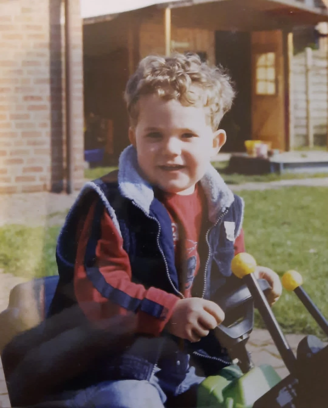 Laurin als kleiner Junge mit blonden Locken